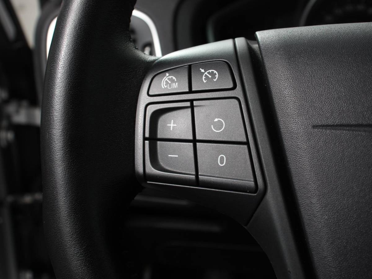 Volvo V40 Volvo V40 1.5 T2 Momentum Airco Navigatie Parkeersensoren Radio Lichtmetalen velgen Elektrische ramen Bluetooth