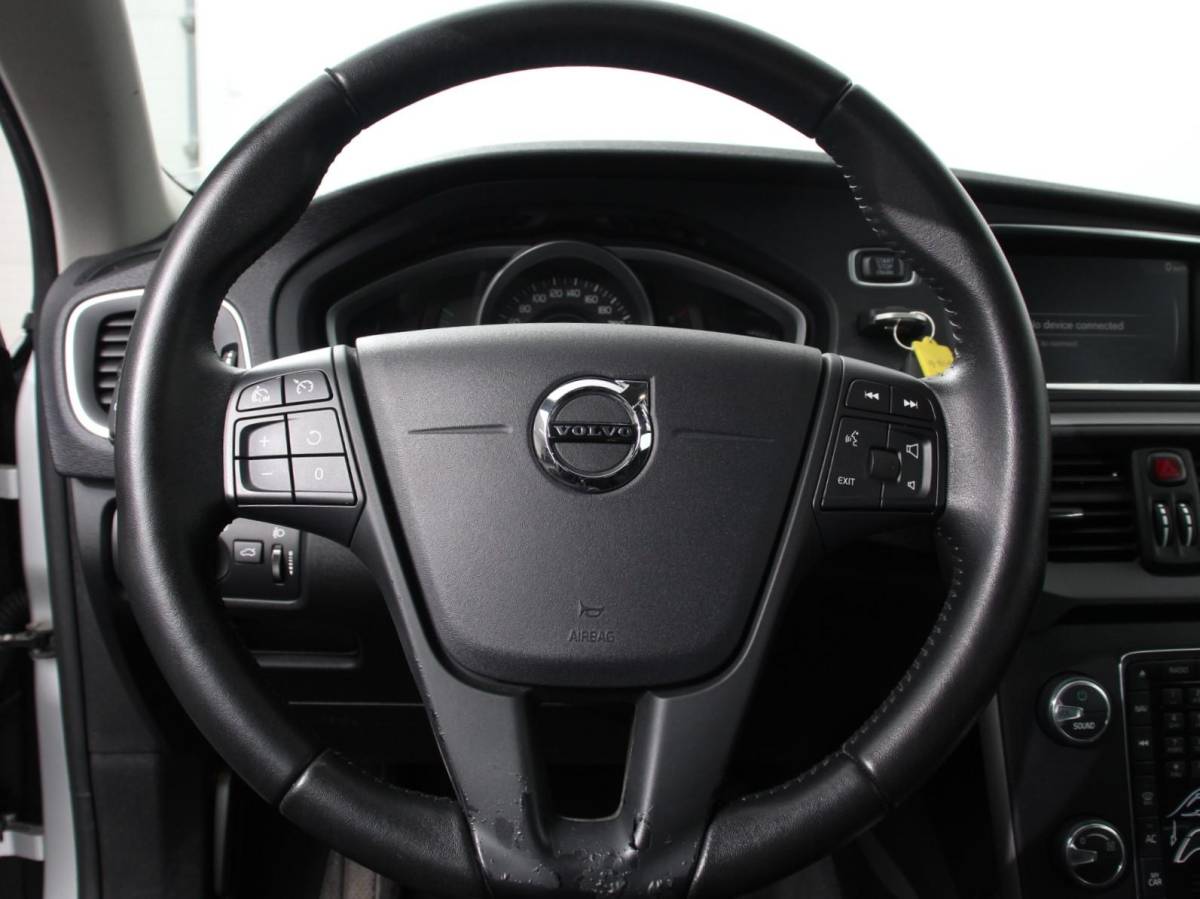 Volvo V40 Volvo V40 1.5 T2 Momentum Airco Navigatie Parkeersensoren Radio Lichtmetalen velgen Elektrische ramen Bluetooth