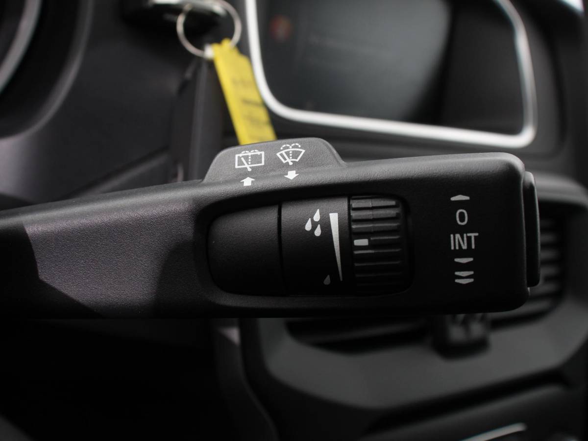 Volvo V40 Volvo V40 1.5 T2 Momentum Airco Navigatie Parkeersensoren Radio Lichtmetalen velgen Elektrische ramen Bluetooth