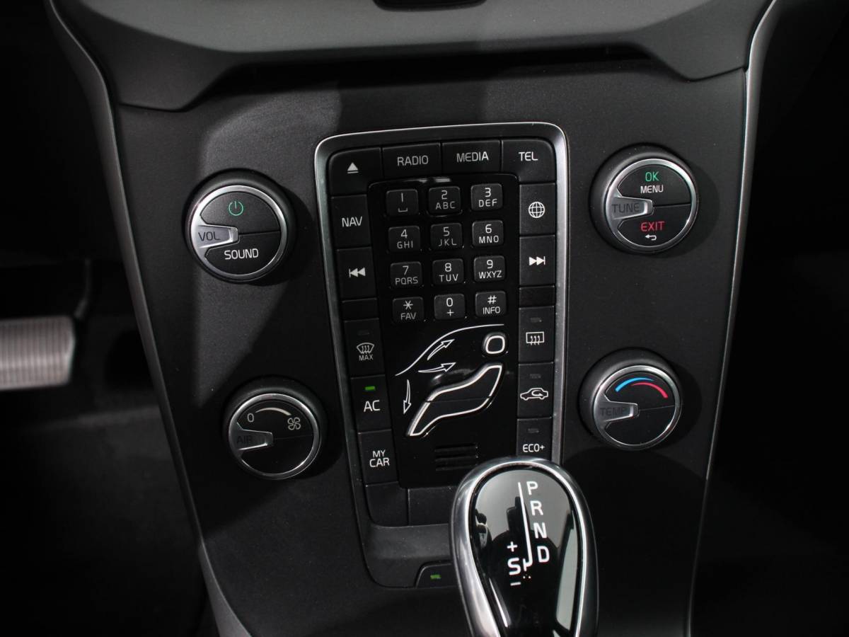Volvo V40 Volvo V40 1.5 T2 Momentum Airco Navigatie Parkeersensoren Radio Lichtmetalen velgen Elektrische ramen Bluetooth