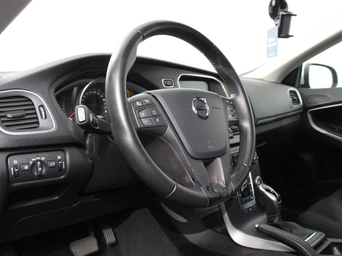 Volvo V40 Volvo V40 1.5 T2 Momentum Airco Navigatie Parkeersensoren Radio Lichtmetalen velgen Elektrische ramen Bluetooth