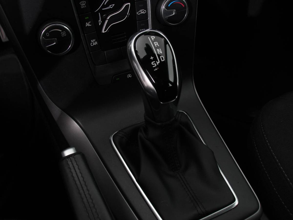 Volvo V40 Volvo V40 1.5 T2 Momentum Airco Navigatie Parkeersensoren Radio Lichtmetalen velgen Elektrische ramen Bluetooth