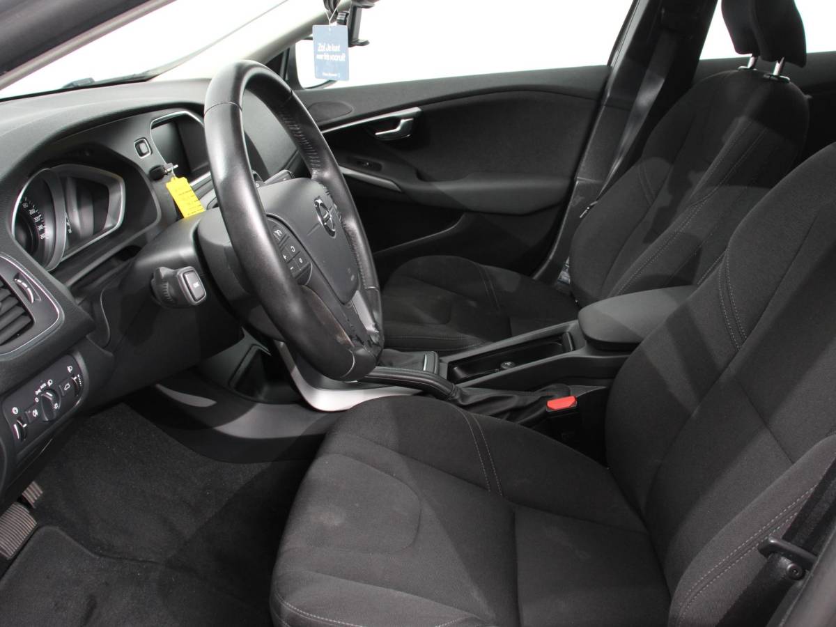 Volvo V40 Volvo V40 1.5 T2 Momentum Airco Navigatie Parkeersensoren Radio Lichtmetalen velgen Elektrische ramen Bluetooth