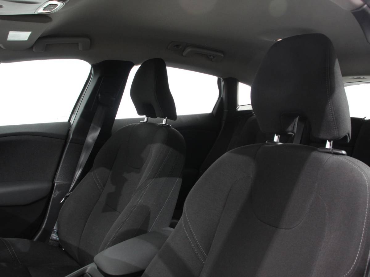 Volvo V40 Volvo V40 1.5 T2 Momentum Airco Navigatie Parkeersensoren Radio Lichtmetalen velgen Elektrische ramen Bluetooth