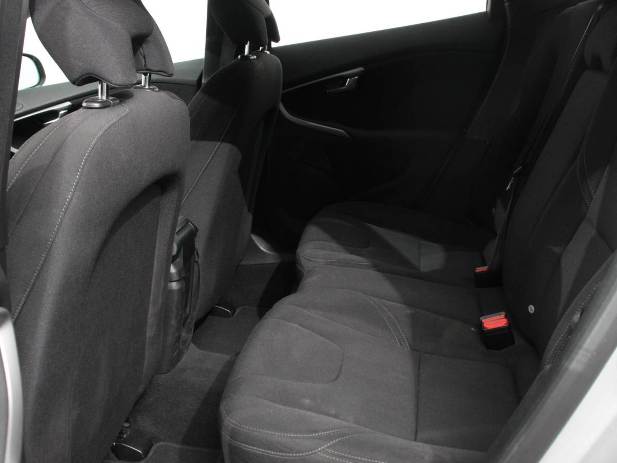 Volvo V40 Volvo V40 1.5 T2 Momentum Airco Navigatie Parkeersensoren Radio Lichtmetalen velgen Elektrische ramen Bluetooth