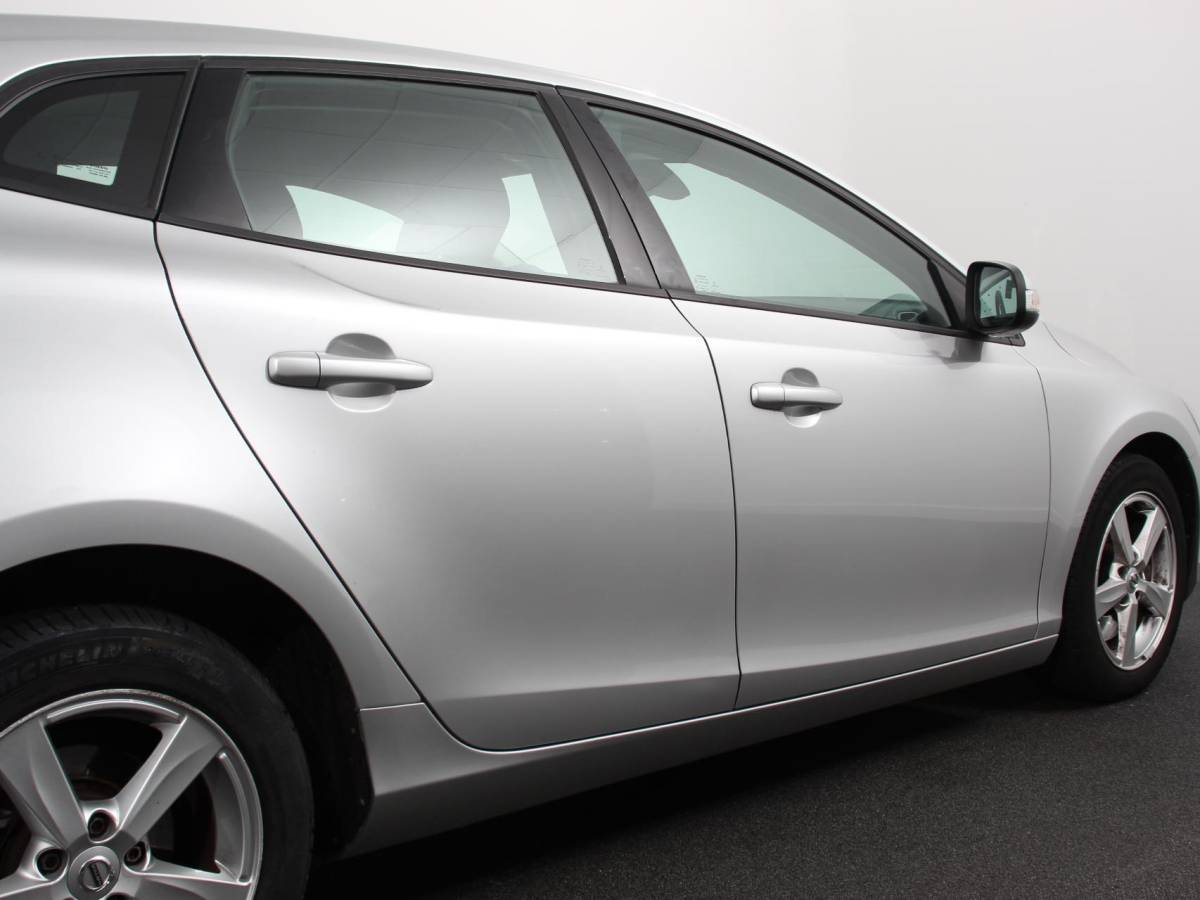 Volvo V40 Volvo V40 1.5 T2 Momentum Airco Navigatie Parkeersensoren Radio Lichtmetalen velgen Elektrische ramen Bluetooth