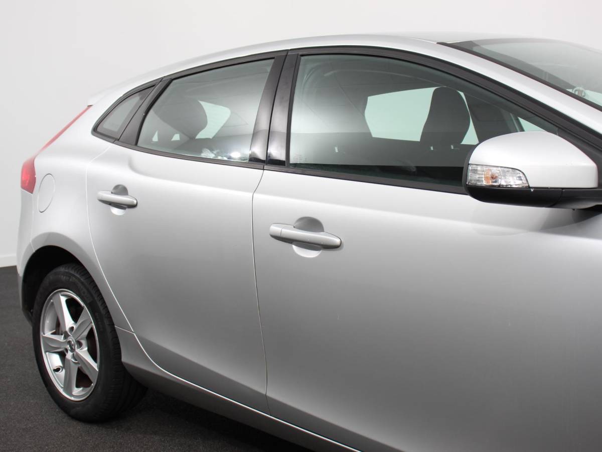 Volvo V40 Volvo V40 1.5 T2 Momentum Airco Navigatie Parkeersensoren Radio Lichtmetalen velgen Elektrische ramen Bluetooth