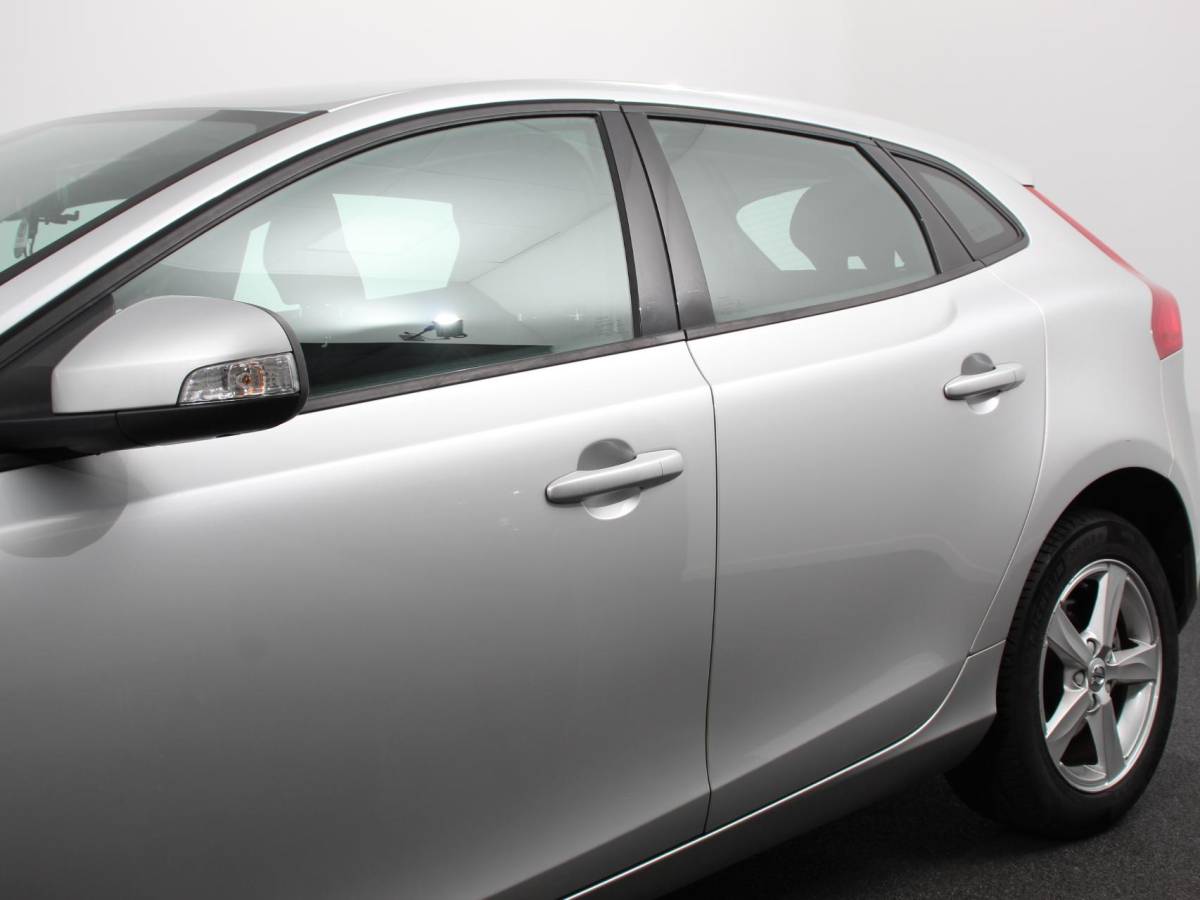 Volvo V40 Volvo V40 1.5 T2 Momentum Airco Navigatie Parkeersensoren Radio Lichtmetalen velgen Elektrische ramen Bluetooth