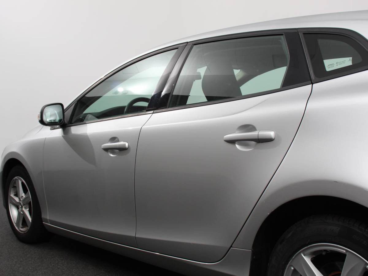 Volvo V40 Volvo V40 1.5 T2 Momentum Airco Navigatie Parkeersensoren Radio Lichtmetalen velgen Elektrische ramen Bluetooth