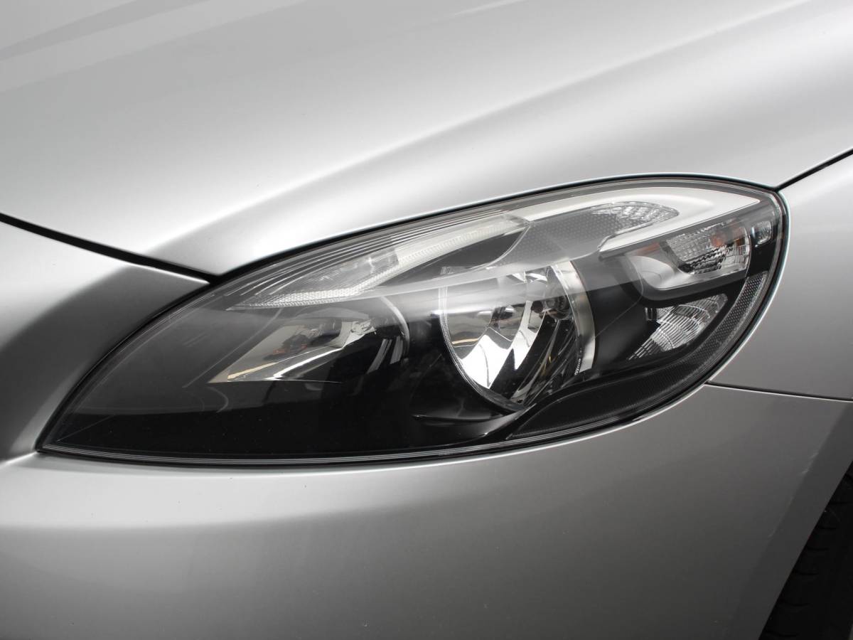 Volvo V40 Volvo V40 1.5 T2 Momentum Airco Navigatie Parkeersensoren Radio Lichtmetalen velgen Elektrische ramen Bluetooth