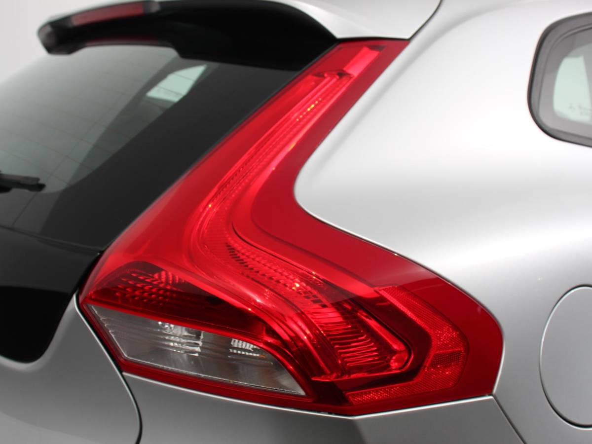 Volvo V40 Volvo V40 1.5 T2 Momentum Airco Navigatie Parkeersensoren Radio Lichtmetalen velgen Elektrische ramen Bluetooth