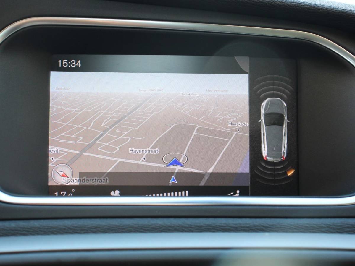 Volvo V40 Volvo V40 1.5 T2 Momentum Airco Navigatie Parkeersensoren Radio Lichtmetalen velgen Elektrische ramen Bluetooth