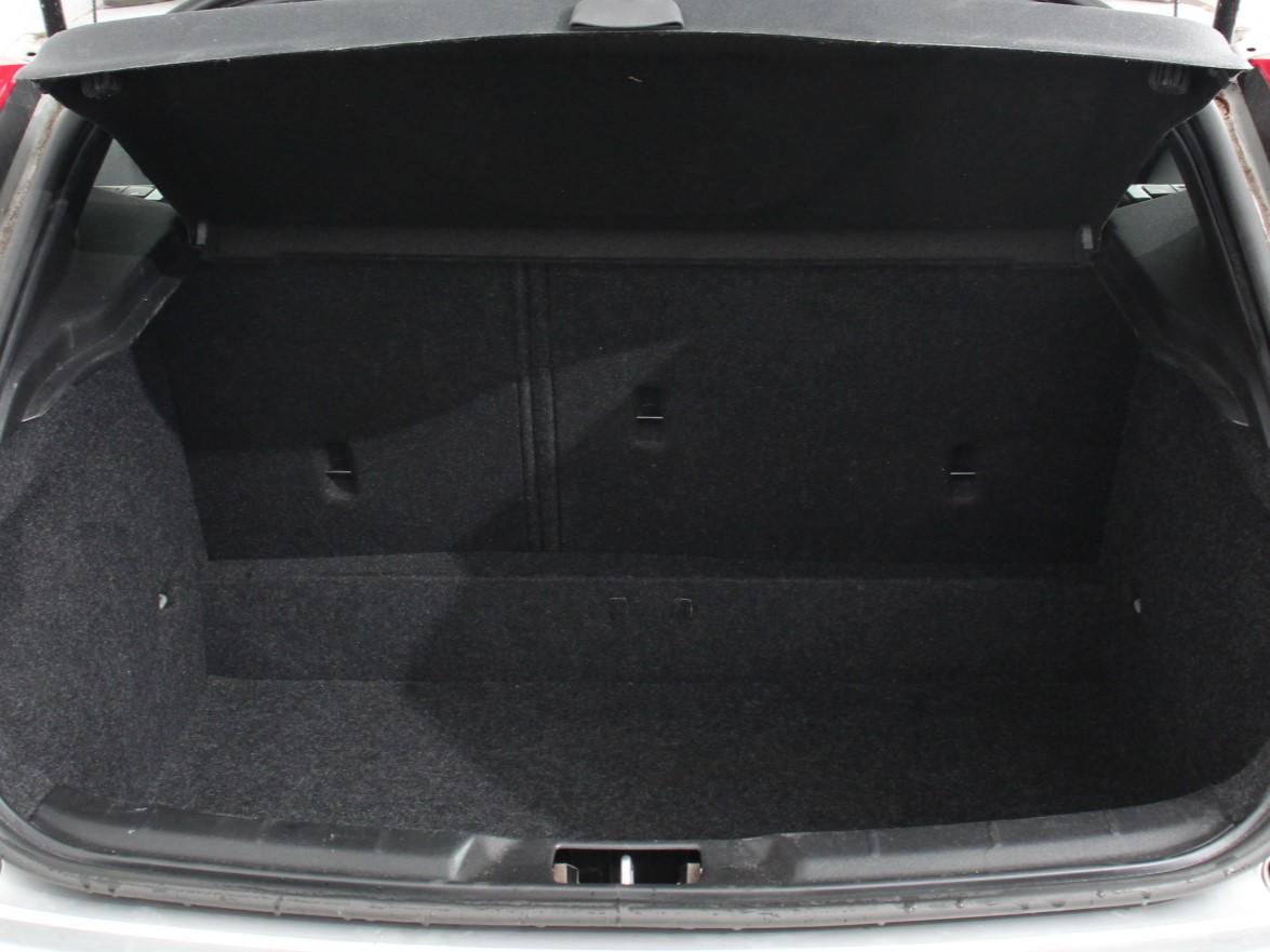 Volvo V40 Volvo V40 1.5 T2 Momentum Airco Navigatie Parkeersensoren Radio Lichtmetalen velgen Elektrische ramen Bluetooth