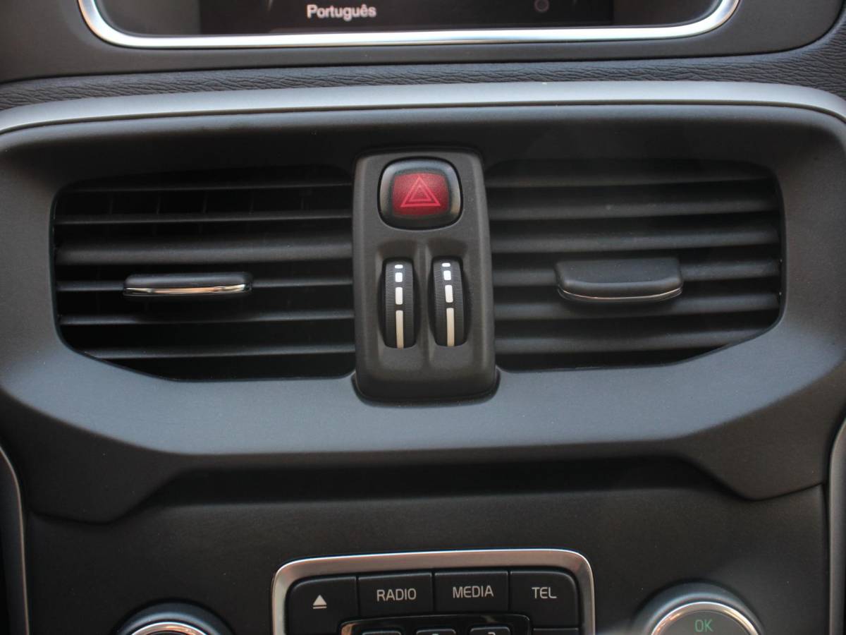 Volvo V40 Volvo V40 1.5 T2 Momentum Airco Navigatie Parkeersensoren Radio Lichtmetalen velgen Elektrische ramen Bluetooth