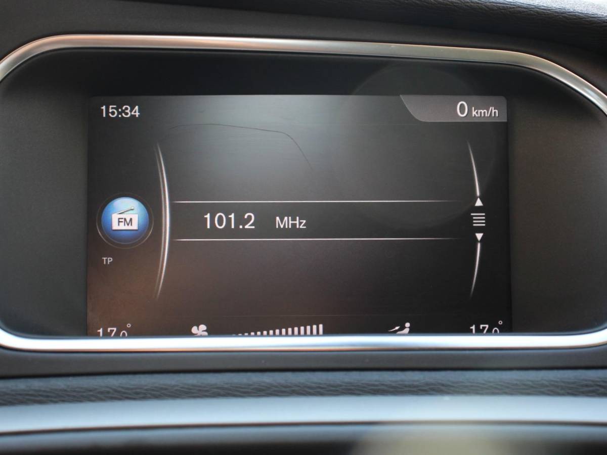 Volvo V40 Volvo V40 1.5 T2 Momentum Airco Navigatie Parkeersensoren Radio Lichtmetalen velgen Elektrische ramen Bluetooth