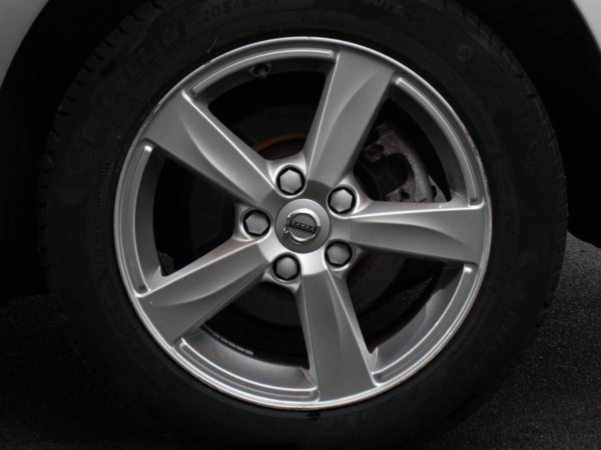 Volvo V40 Volvo V40 1.5 T2 Momentum Airco Navigatie Parkeersensoren Radio Lichtmetalen velgen Elektrische ramen Bluetooth
