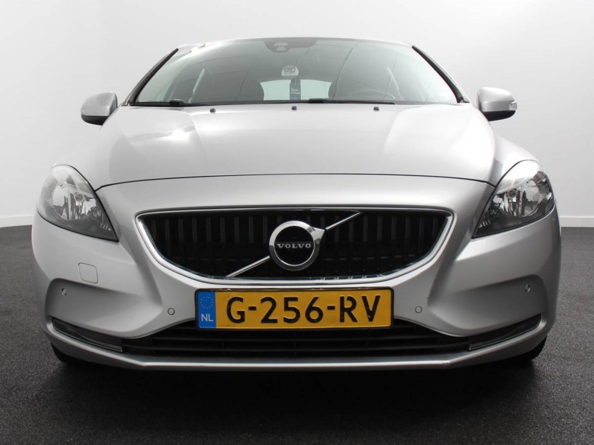 Volvo V40 Volvo V40 1.5 T2 Momentum Airco Navigatie Parkeersensoren Radio Lichtmetalen velgen Elektrische ramen Bluetooth