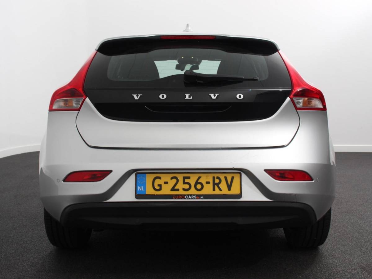 Volvo V40 Volvo V40 1.5 T2 Momentum Airco Navigatie Parkeersensoren Radio Lichtmetalen velgen Elektrische ramen Bluetooth