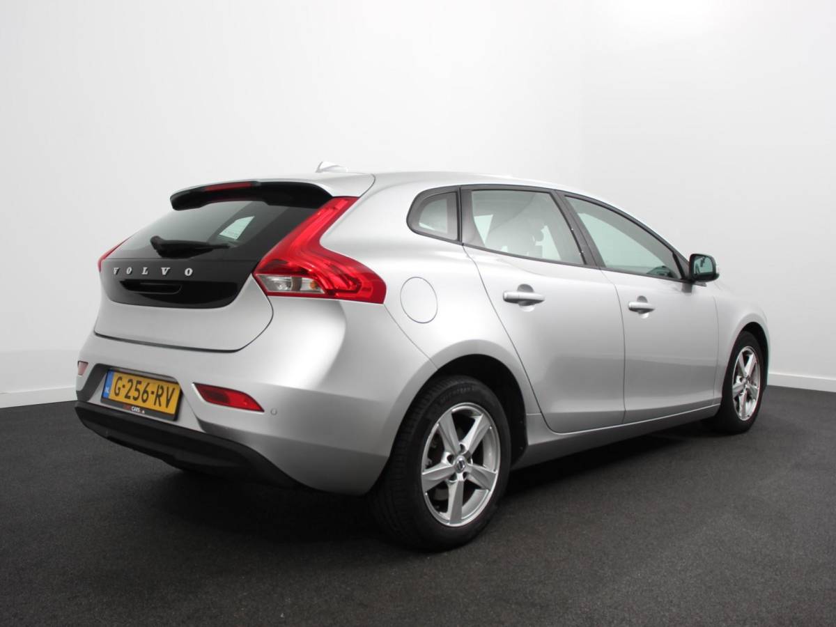 Volvo V40 Volvo V40 1.5 T2 Momentum Airco Navigatie Parkeersensoren Radio Lichtmetalen velgen Elektrische ramen Bluetooth