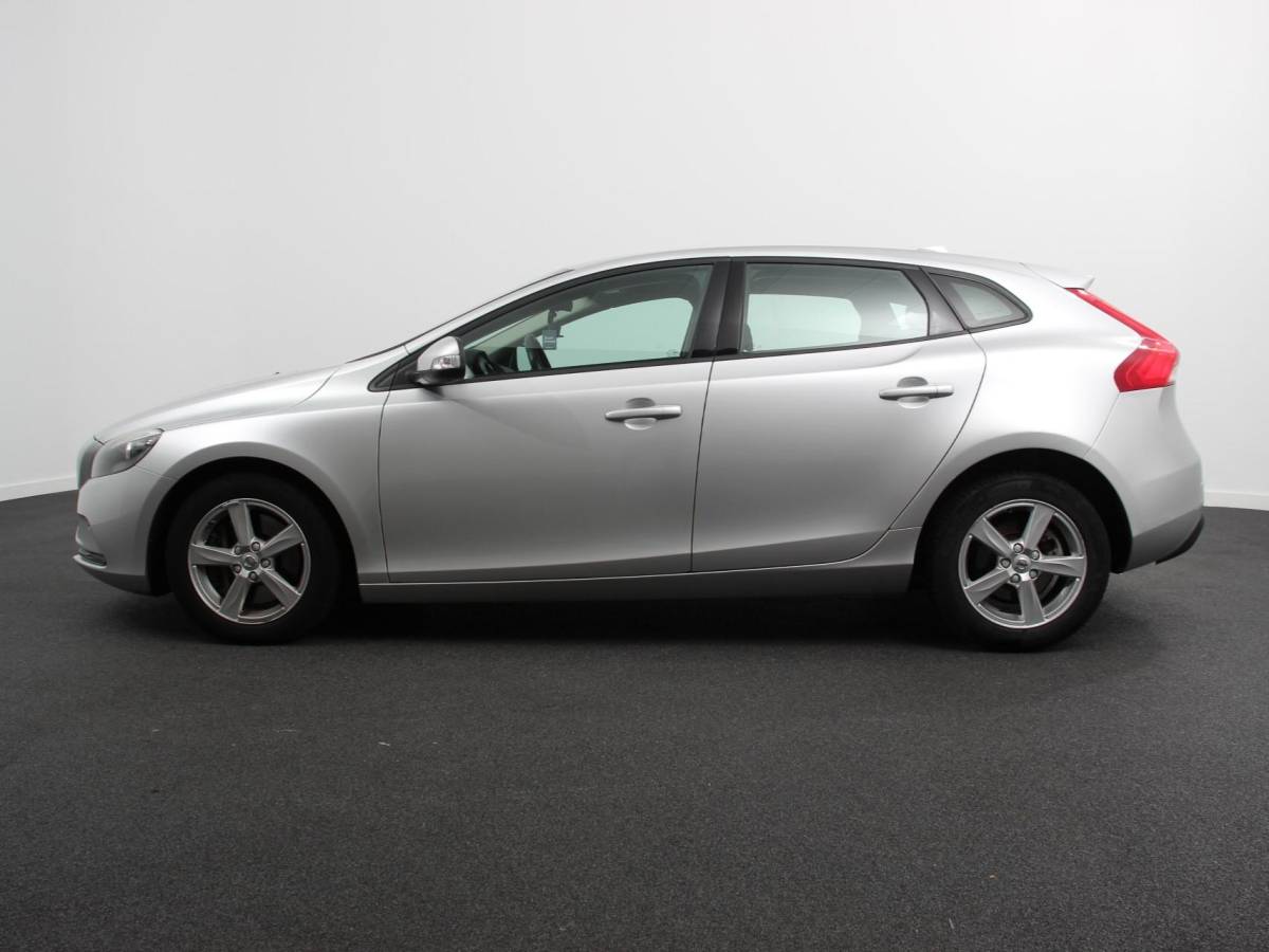 Volvo V40 Volvo V40 1.5 T2 Momentum Airco Navigatie Parkeersensoren Radio Lichtmetalen velgen Elektrische ramen Bluetooth