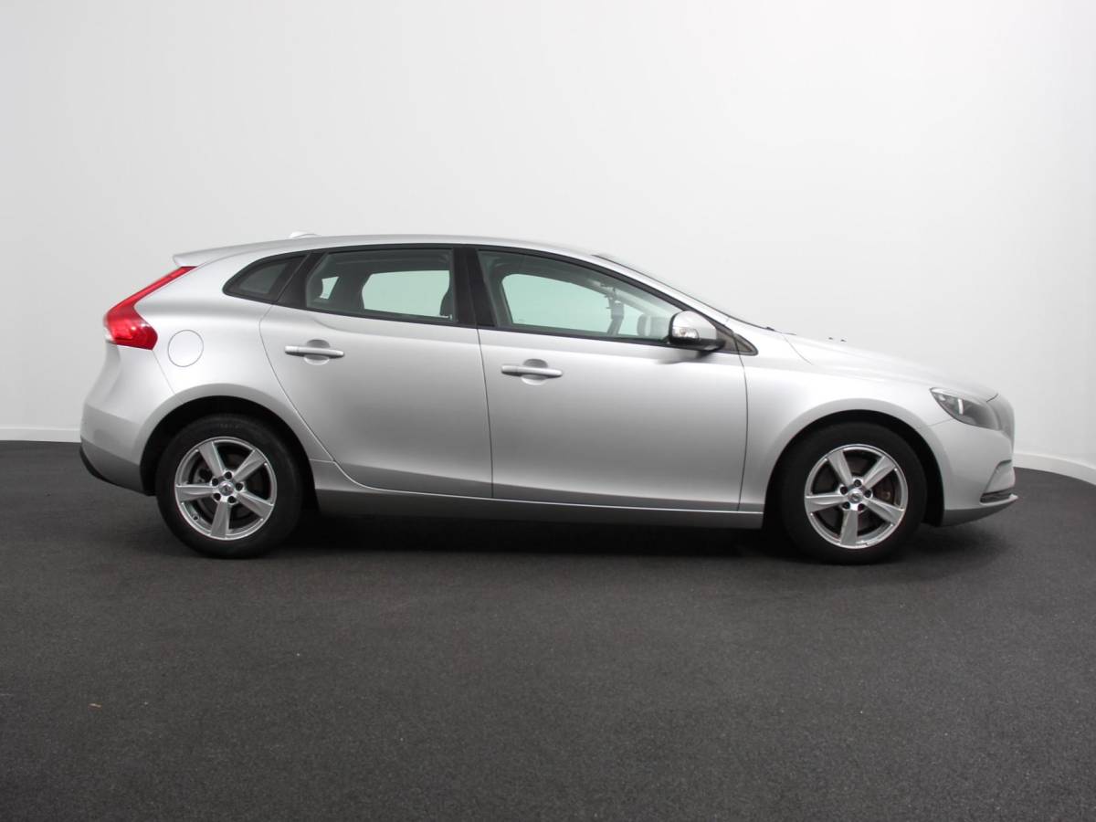 Volvo V40 Volvo V40 1.5 T2 Momentum Airco Navigatie Parkeersensoren Radio Lichtmetalen velgen Elektrische ramen Bluetooth