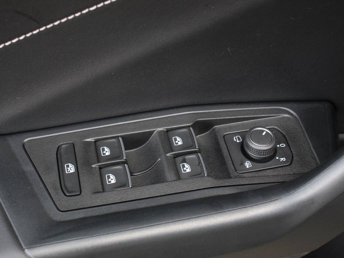 Volkswagen T-Roc Volkswagen T-Roc 1.5 TSI Style Climate control Adaptive cruise control Navigatie Lichtmetalen Velgen Airco Parkeer sensoren Achteruitrijcamera Apple Carplay/ Android Auto