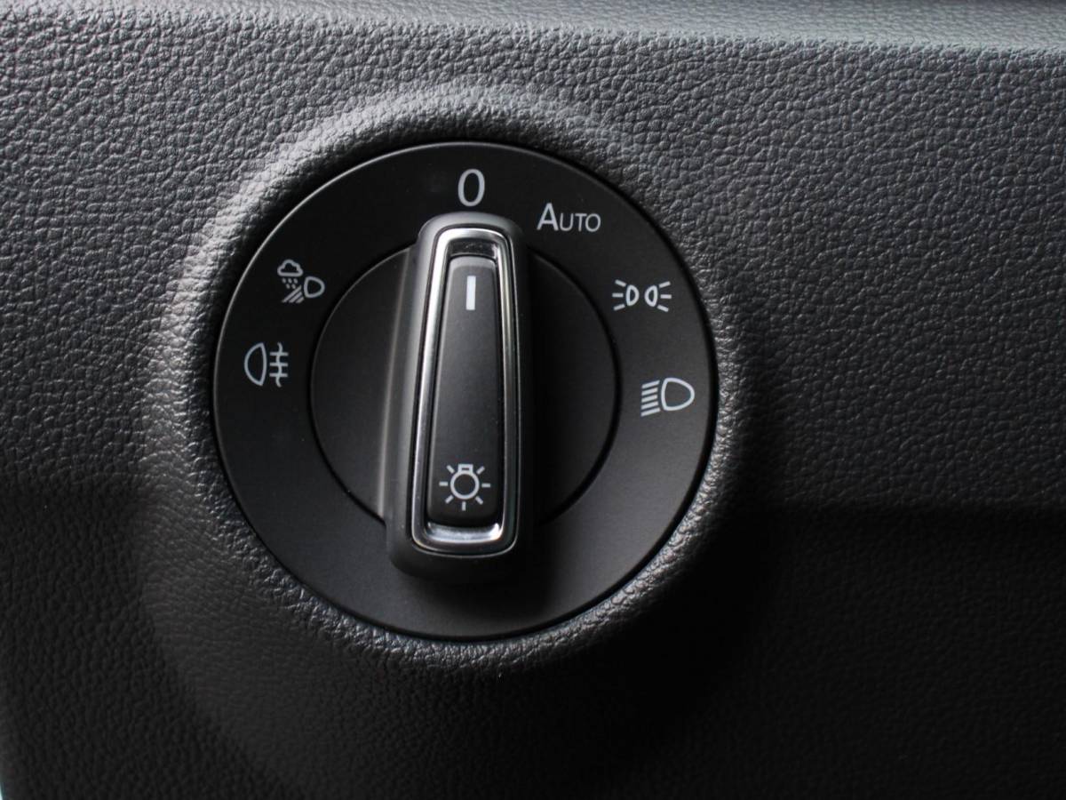 Volkswagen T-Roc Volkswagen T-Roc 1.5 TSI Style Climate control Adaptive cruise control Navigatie Lichtmetalen Velgen Airco Parkeer sensoren Achteruitrijcamera Apple Carplay/ Android Auto