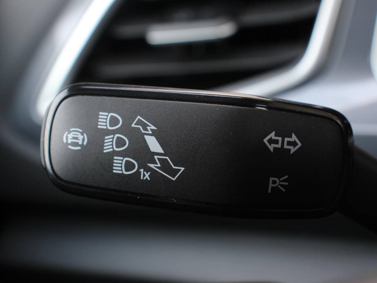 Volkswagen T-Roc Volkswagen T-Roc 1.5 TSI Style Climate control Adaptive cruise control Navigatie Lichtmetalen Velgen Airco Parkeer sensoren Achteruitrijcamera Apple Carplay/ Android Auto