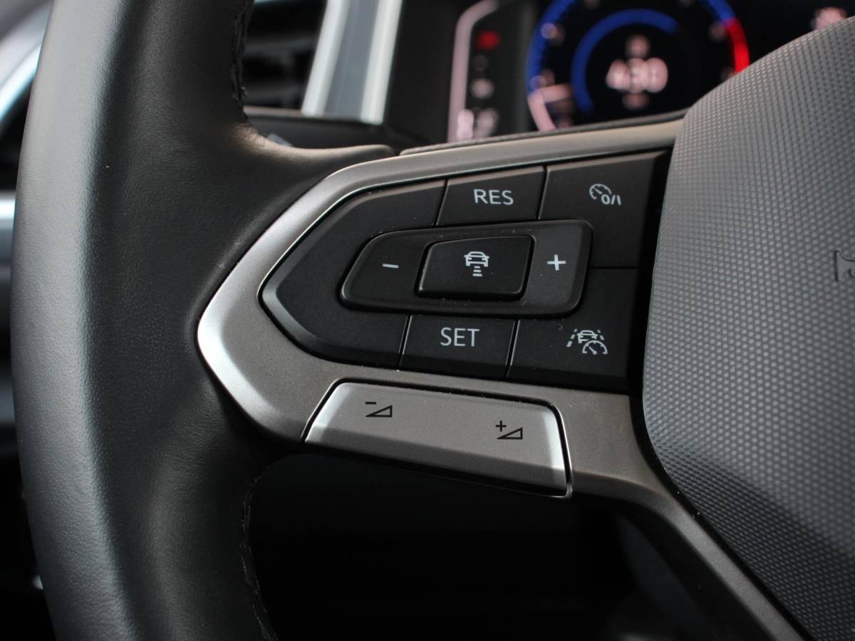 Volkswagen T-Roc Volkswagen T-Roc 1.5 TSI Style Climate control Adaptive cruise control Navigatie Lichtmetalen Velgen Airco Parkeer sensoren Achteruitrijcamera Apple Carplay/ Android Auto