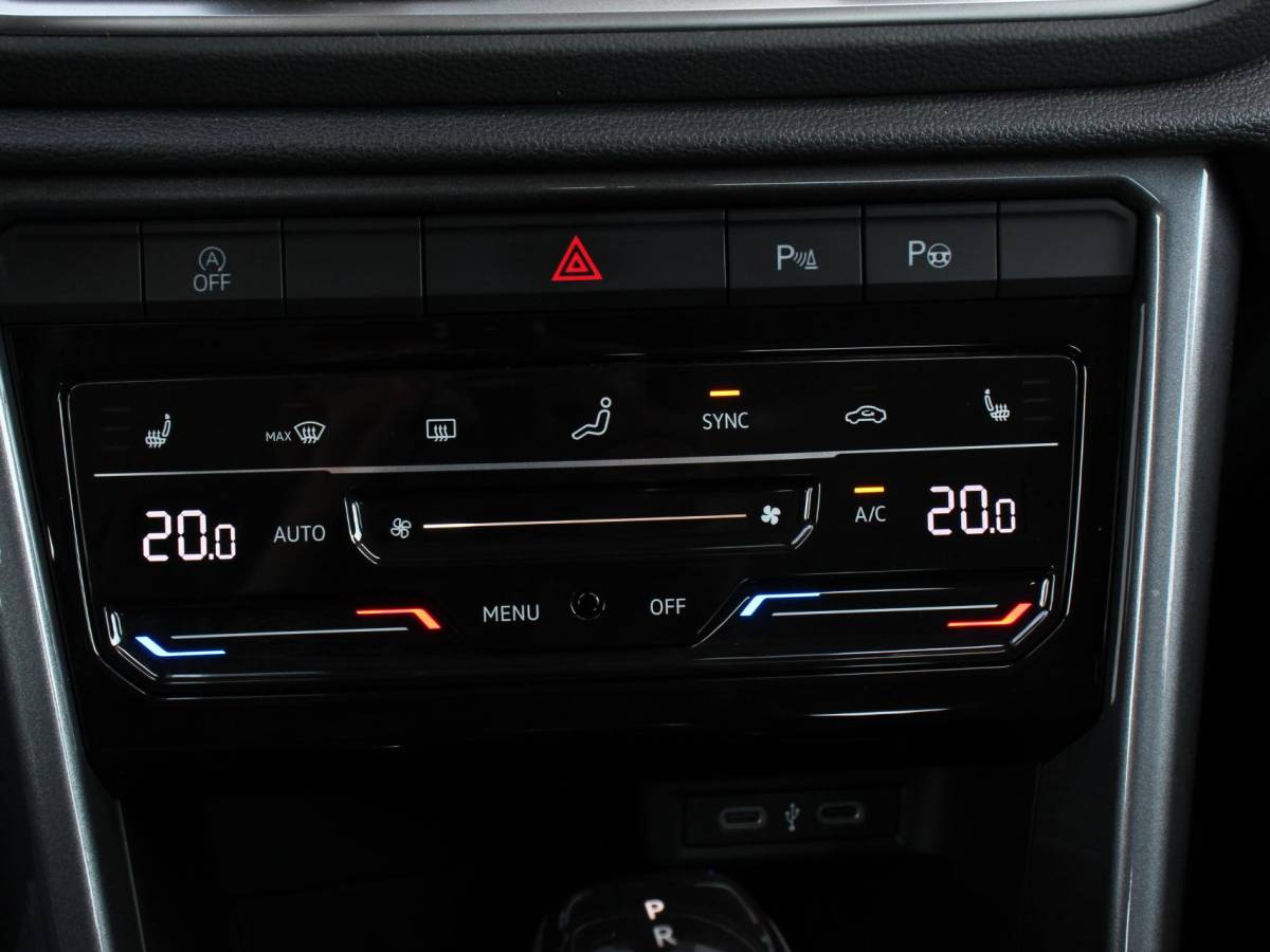 Volkswagen T-Roc Volkswagen T-Roc 1.5 TSI Style Climate control Adaptive cruise control Navigatie Lichtmetalen Velgen Airco Parkeer sensoren Achteruitrijcamera Apple Carplay/ Android Auto