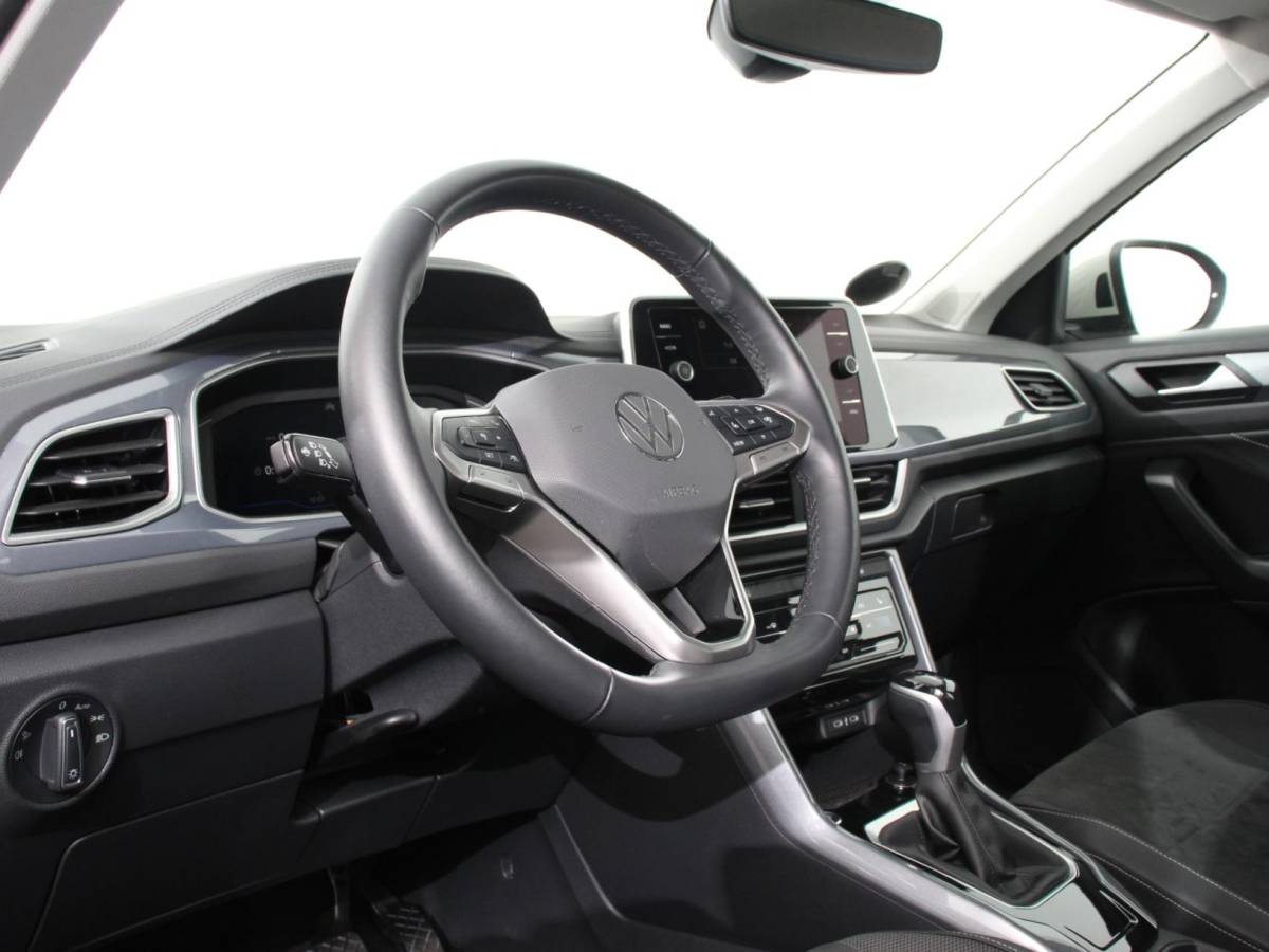 Volkswagen T-Roc Volkswagen T-Roc 1.5 TSI Style Climate control Adaptive cruise control Navigatie Lichtmetalen Velgen Airco Parkeer sensoren Achteruitrijcamera Apple Carplay/ Android Auto