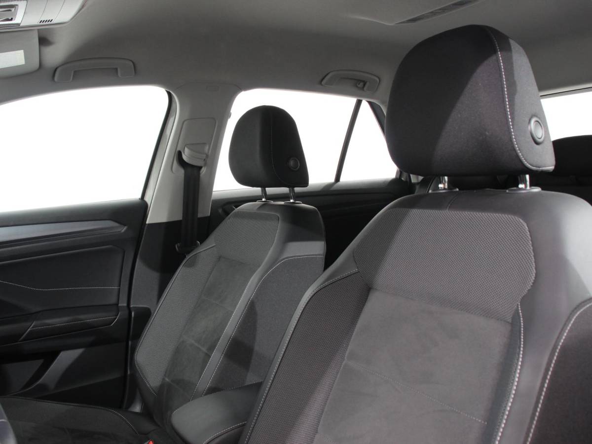 Volkswagen T-Roc Volkswagen T-Roc 1.5 TSI Style Climate control Adaptive cruise control Navigatie Lichtmetalen Velgen Airco Parkeer sensoren Achteruitrijcamera Apple Carplay/ Android Auto