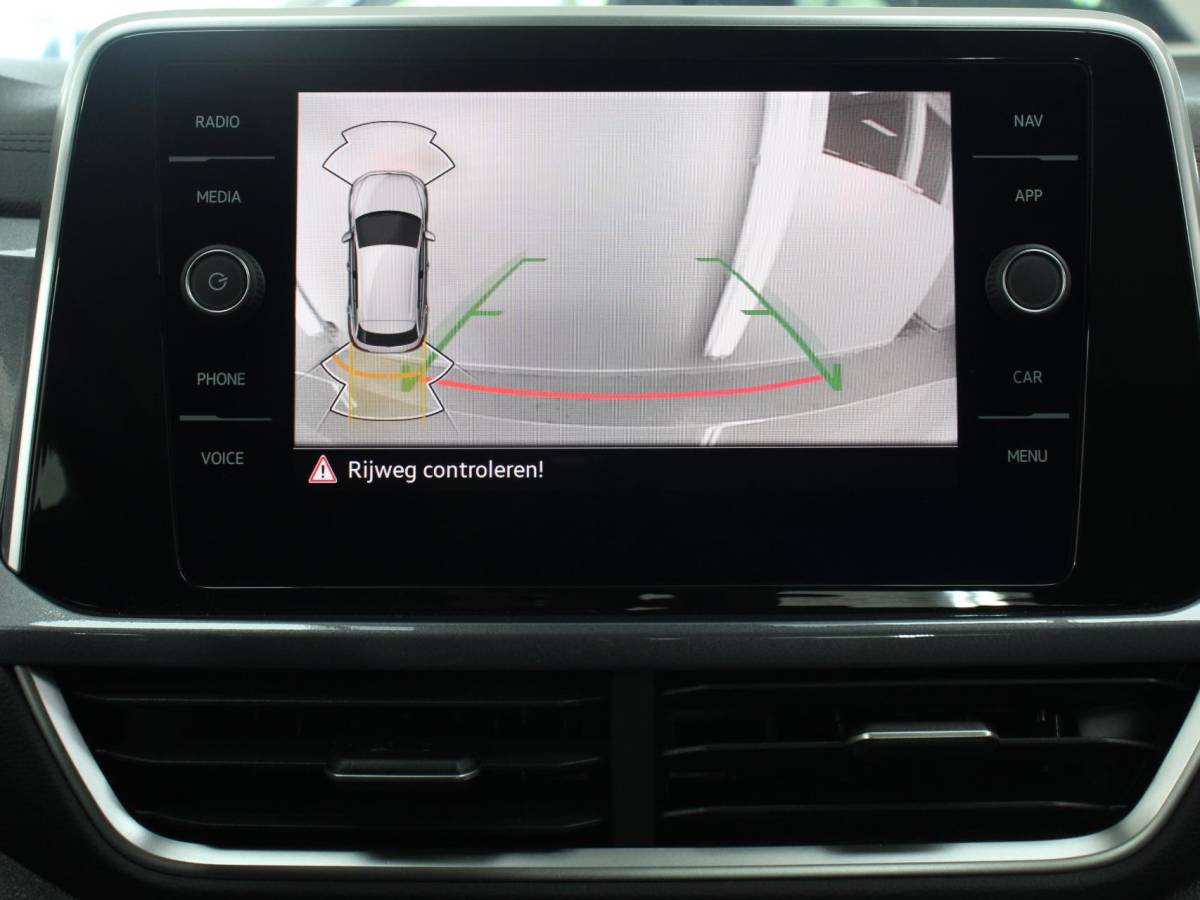 Volkswagen T-Roc Volkswagen T-Roc 1.5 TSI Style Climate control Adaptive cruise control Navigatie Lichtmetalen Velgen Airco Parkeer sensoren Achteruitrijcamera Apple Carplay/ Android Auto