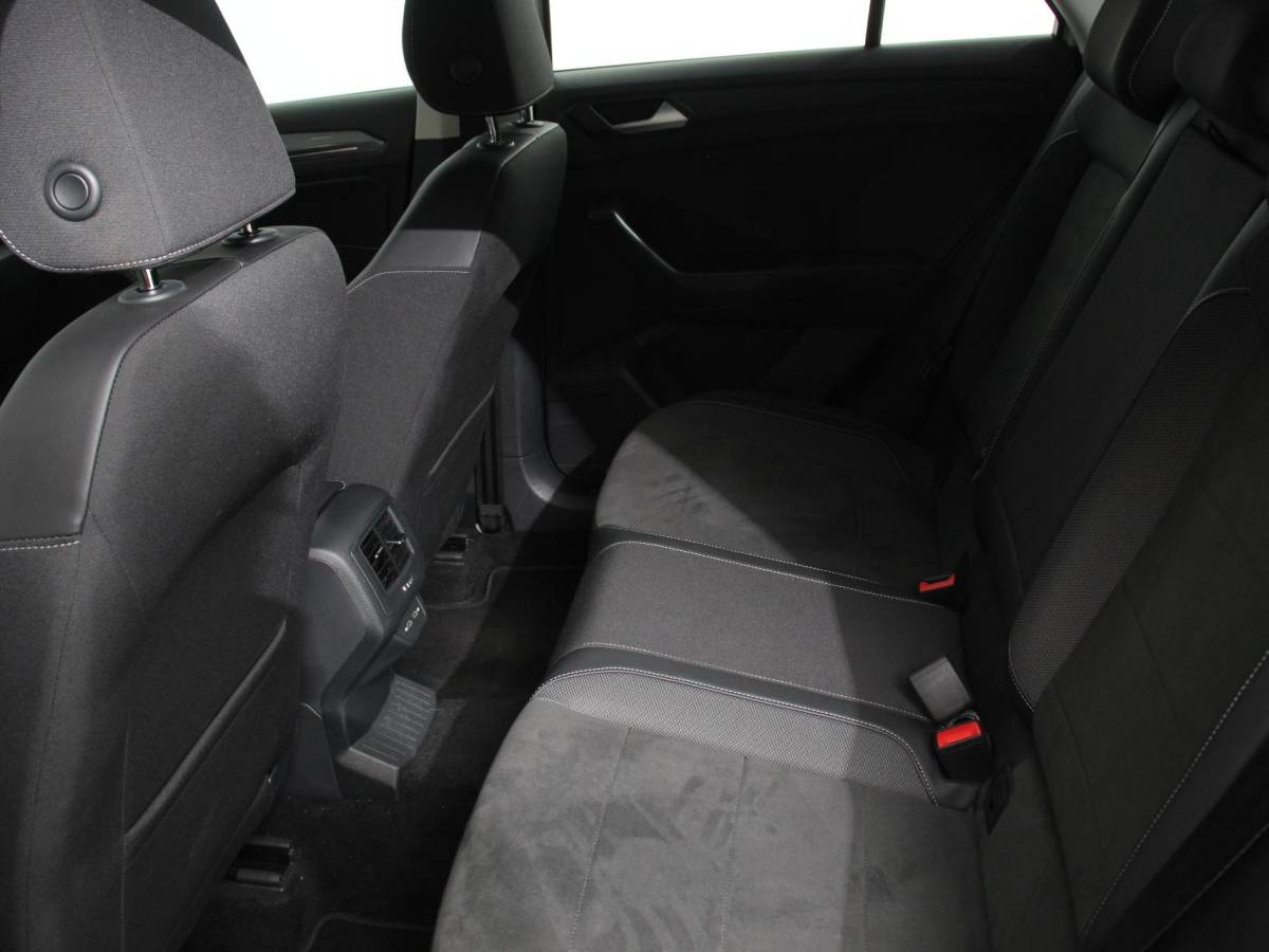 Volkswagen T-Roc Volkswagen T-Roc 1.5 TSI Style Climate control Adaptive cruise control Navigatie Lichtmetalen Velgen Airco Parkeer sensoren Achteruitrijcamera Apple Carplay/ Android Auto