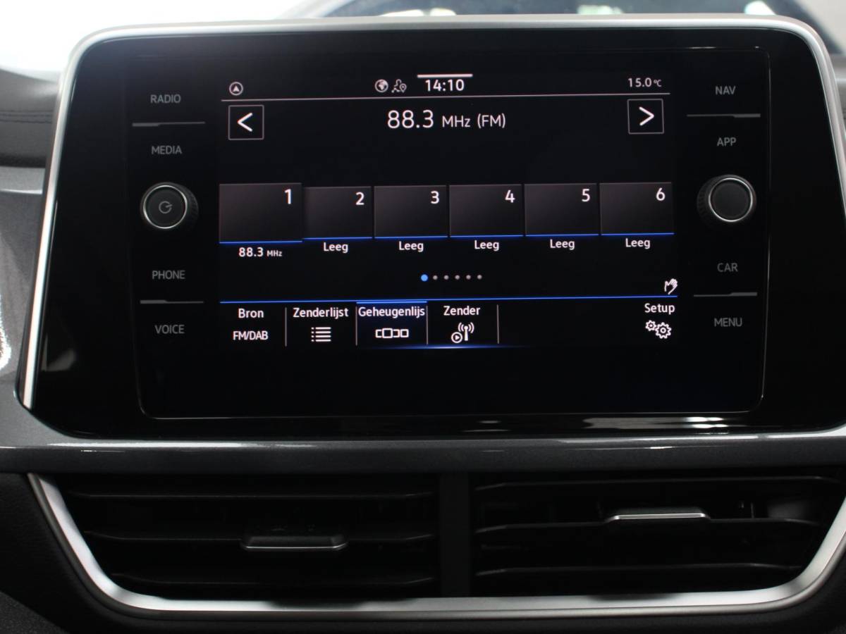 Volkswagen T-Roc Volkswagen T-Roc 1.5 TSI Style Climate control Adaptive cruise control Navigatie Lichtmetalen Velgen Airco Parkeer sensoren Achteruitrijcamera Apple Carplay/ Android Auto