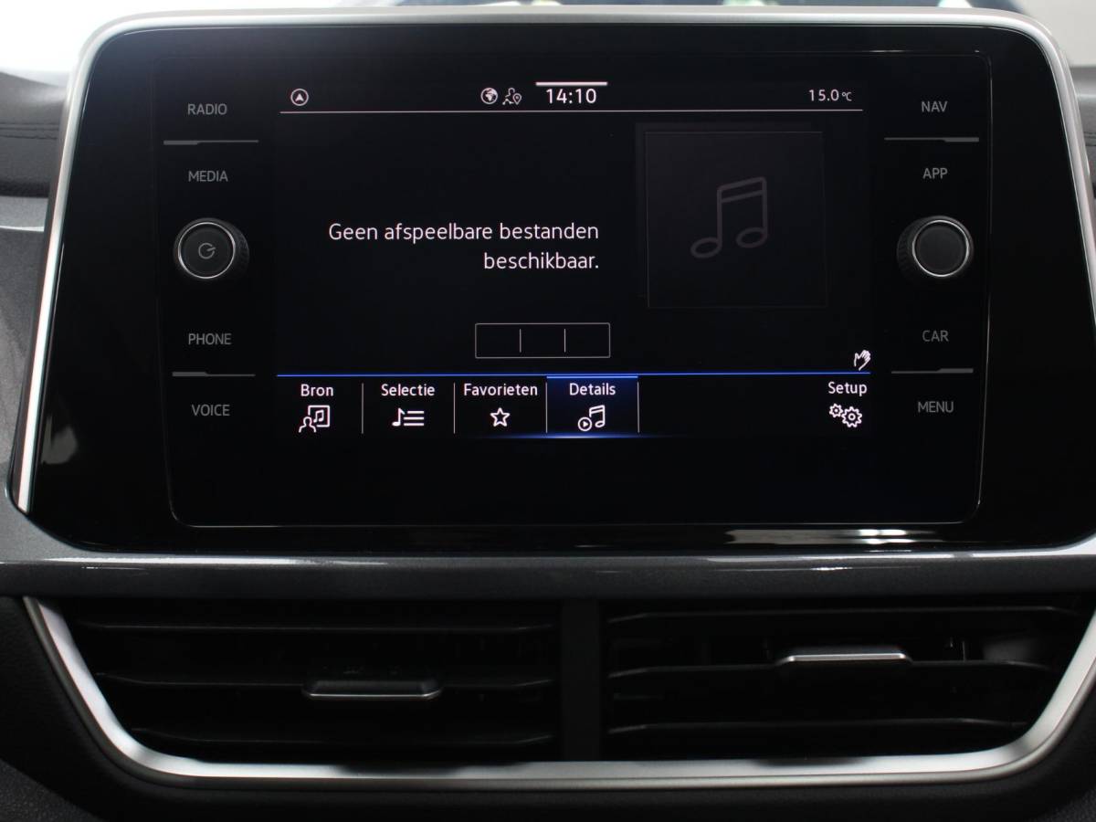 Volkswagen T-Roc Volkswagen T-Roc 1.5 TSI Style Climate control Adaptive cruise control Navigatie Lichtmetalen Velgen Airco Parkeer sensoren Achteruitrijcamera Apple Carplay/ Android Auto