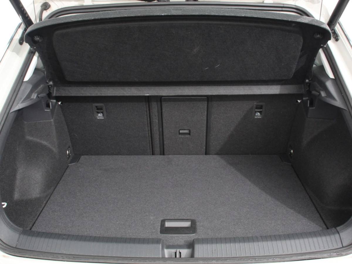 Volkswagen T-Roc Volkswagen T-Roc 1.5 TSI Style Climate control Adaptive cruise control Navigatie Lichtmetalen Velgen Airco Parkeer sensoren Achteruitrijcamera Apple Carplay/ Android Auto