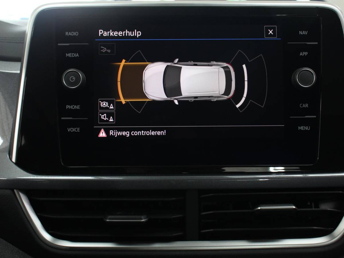 Volkswagen T-Roc Volkswagen T-Roc 1.5 TSI Style Climate control Adaptive cruise control Navigatie Lichtmetalen Velgen Airco Parkeer sensoren Achteruitrijcamera Apple Carplay/ Android Auto