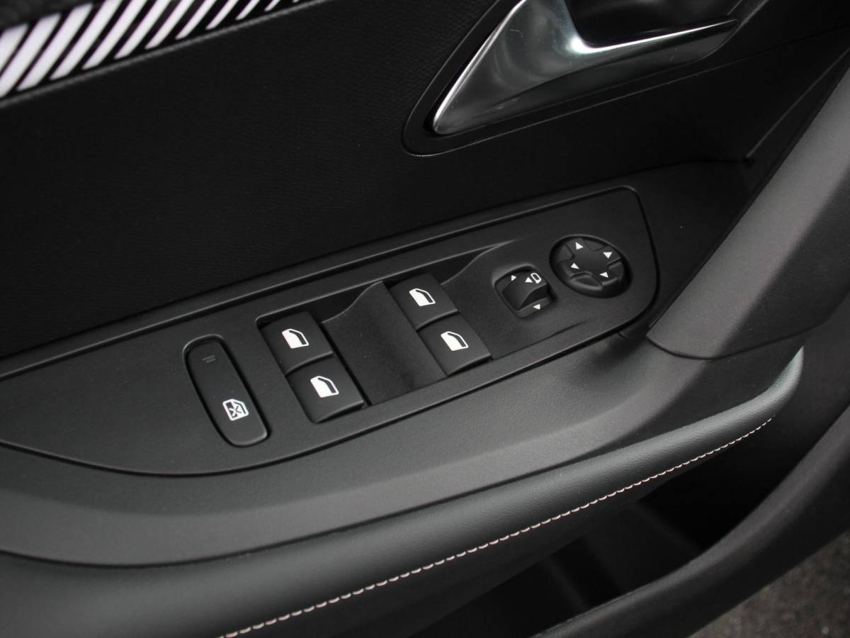Peugeot 2008 Peugeot 2008 1.2 PureTech 130pk Automaat Allure | Navigatie | Climate Control | Camera 360 | Dab | Led | Lichtmetalen Velgen | Parkeer sensoren | Cruise Control Adaptive | Stoelverwarming