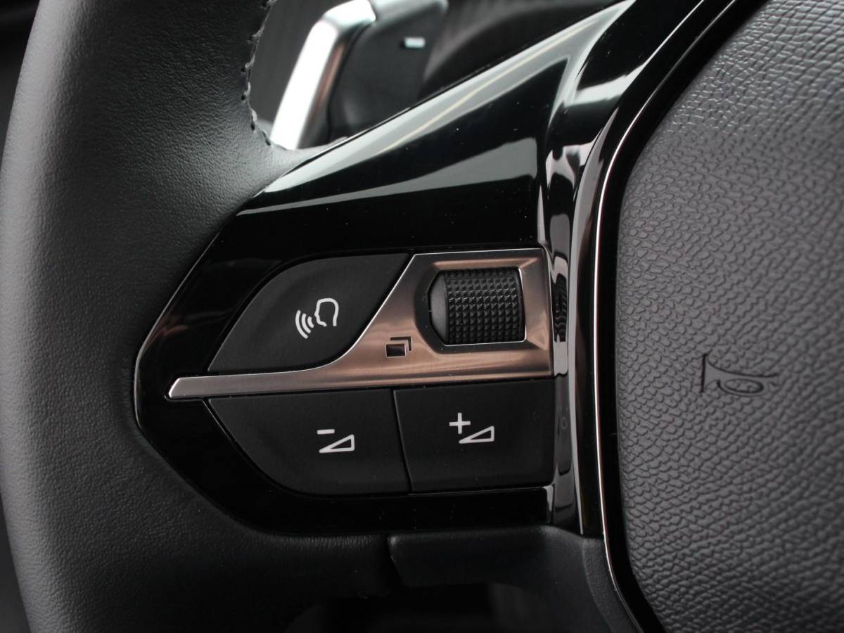 Peugeot 2008 Peugeot 2008 1.2 PureTech 130pk Automaat Allure | Navigatie | Climate Control | Camera 360 | Dab | Led | Lichtmetalen Velgen | Parkeer sensoren | Cruise Control Adaptive | Stoelverwarming