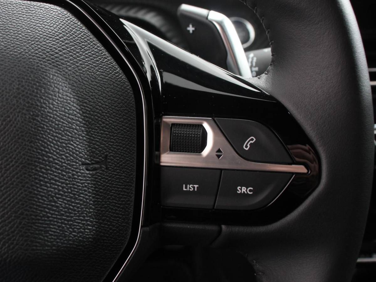 Peugeot 2008 Peugeot 2008 1.2 PureTech 130pk Automaat Allure | Navigatie | Climate Control | Camera 360 | Dab | Led | Lichtmetalen Velgen | Parkeer sensoren | Cruise Control Adaptive | Stoelverwarming