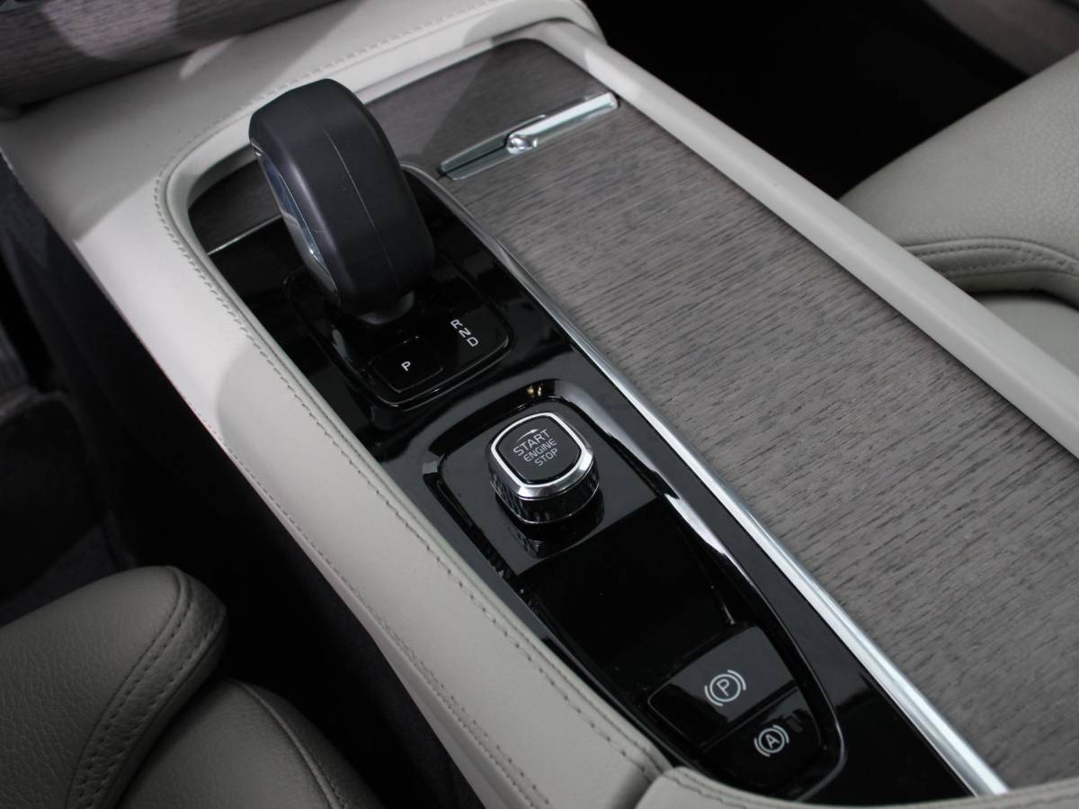 Volvo XC90 Volvo XC90 2.0 T8 Recharge AWD Ultimate Dark | Leder | Panorama-schuifdak | Navigatie | Electrisch bedienbare achterklep | Camera 360* | Elektrische trekhaak Adaptieve cruise control | Keyless | Verwarmde stoelen | LED | Stuurverwarming | Apple Carplay/ Android Auto