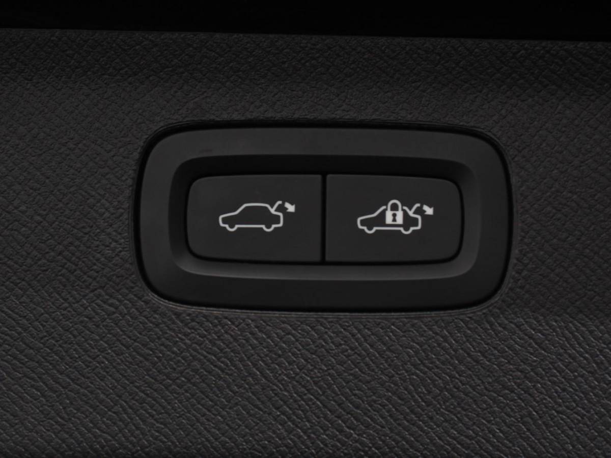 Volvo XC90 Volvo XC90 2.0 T8 Recharge AWD Ultimate Dark | Leder | Panorama-schuifdak | Navigatie | Electrisch bedienbare achterklep | Camera 360* | Elektrische trekhaak Adaptieve cruise control | Keyless | Verwarmde stoelen | LED | Stuurverwarming | Apple Carplay/ Android Auto