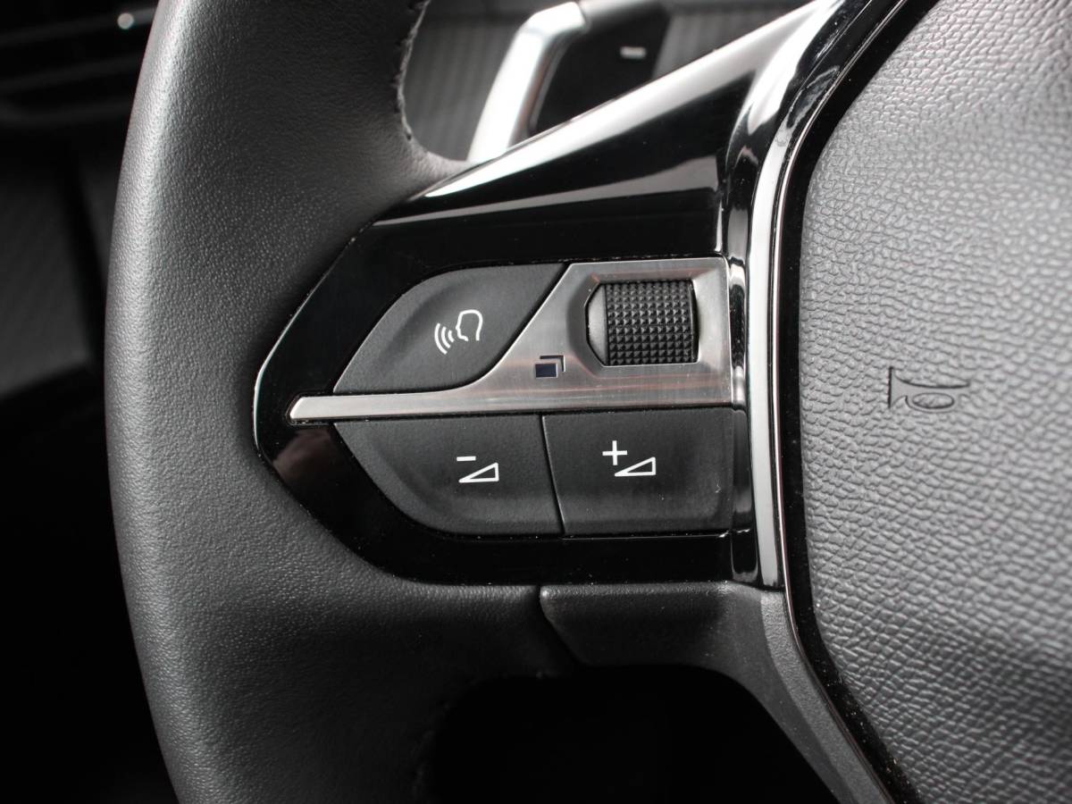 Peugeot 208 Peugeot 208 Hybrid 100 Automaat Allure Navigatie Apple Carplay/ Android Auto Camera Parkeersensoren Adaptive Cruise Control Stoelverwarming Ledverlichting Climate control