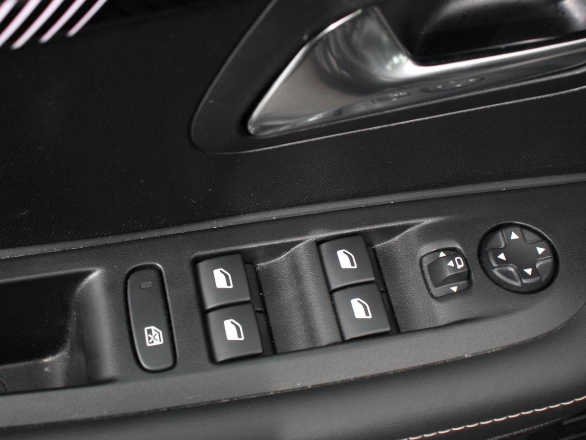 Peugeot 208 Peugeot 208 Hybrid 100 Automaat Allure Navigatie Apple Carplay/ Android Auto Camera Parkeersensoren Adaptive Cruise Control Stoelverwarming Ledverlichting Climate control