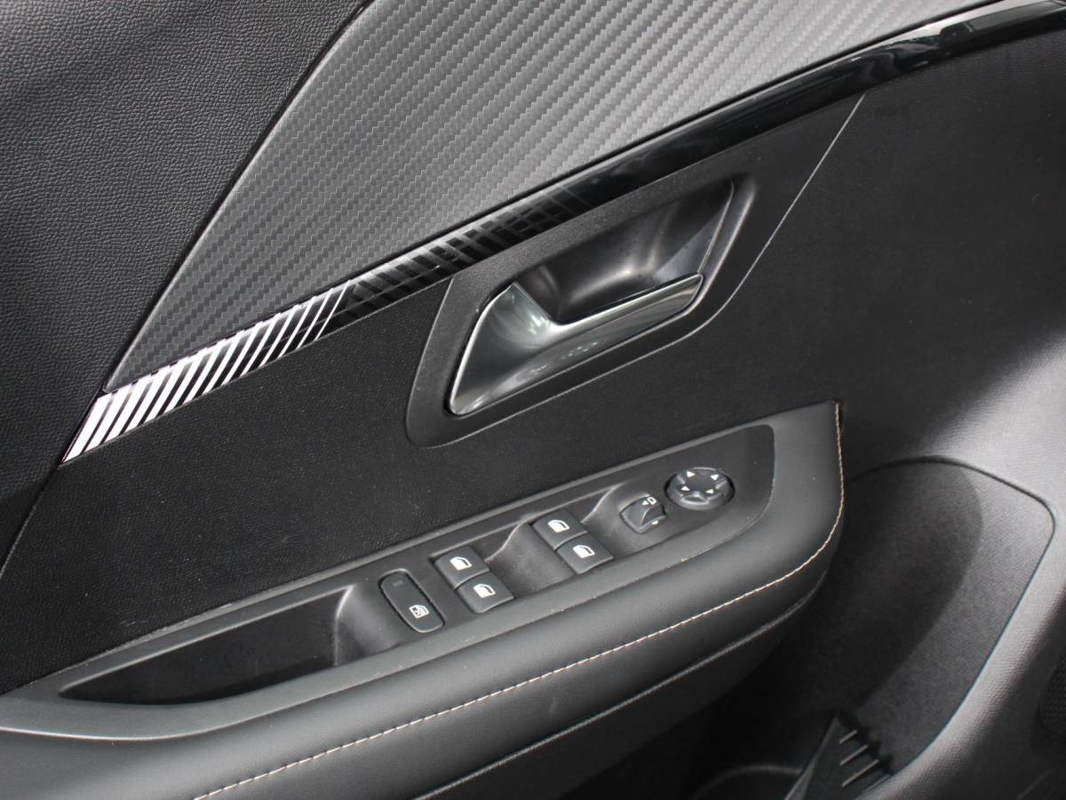 Peugeot 208 Peugeot 208 Hybrid 100 Automaat Allure Navigatie Apple Carplay/ Android Auto Camera Parkeersensoren Adaptive Cruise Control Stoelverwarming Ledverlichting Climate control