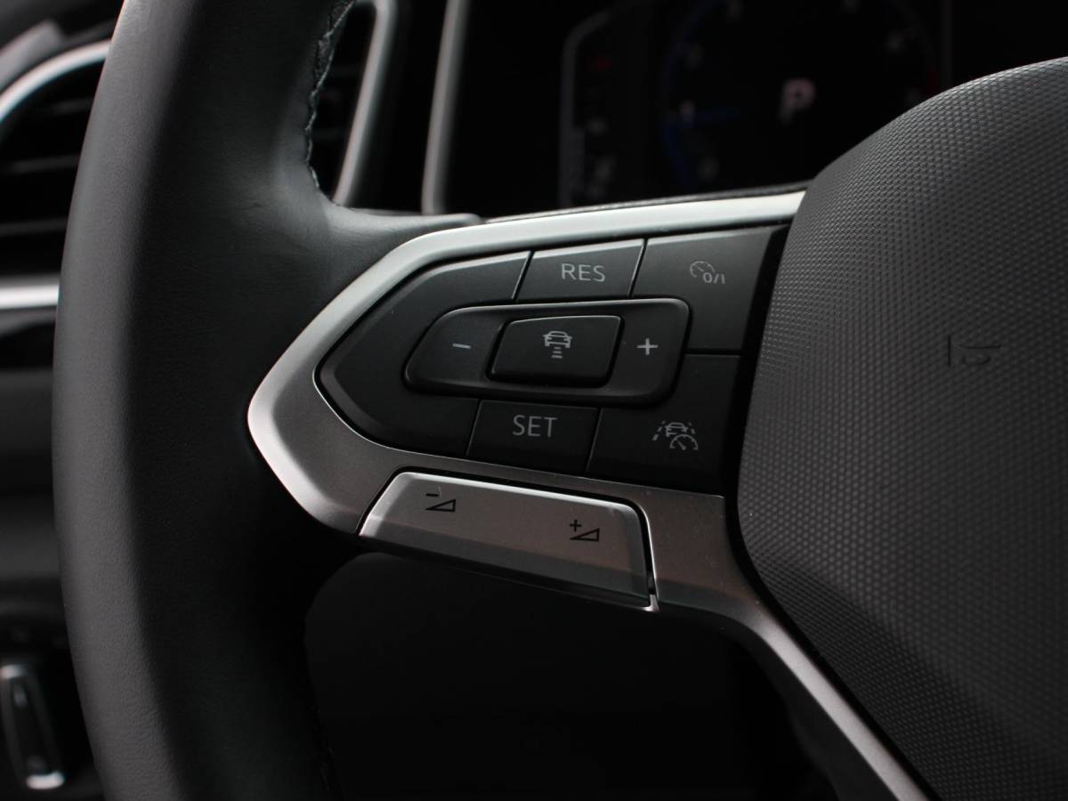 Volkswagen T-Roc Volkswagen T-Roc 1.5 TSI 150pk DSG R-Line | Navigatie | Apple Carplay/Android Auto | Parkeersensoren | Camera | Adaptive Cruise Control | Elektrische achterklep | Stoel- en stuurverwarming | Climate Control | Ledverlichting | Virtual Cockpit