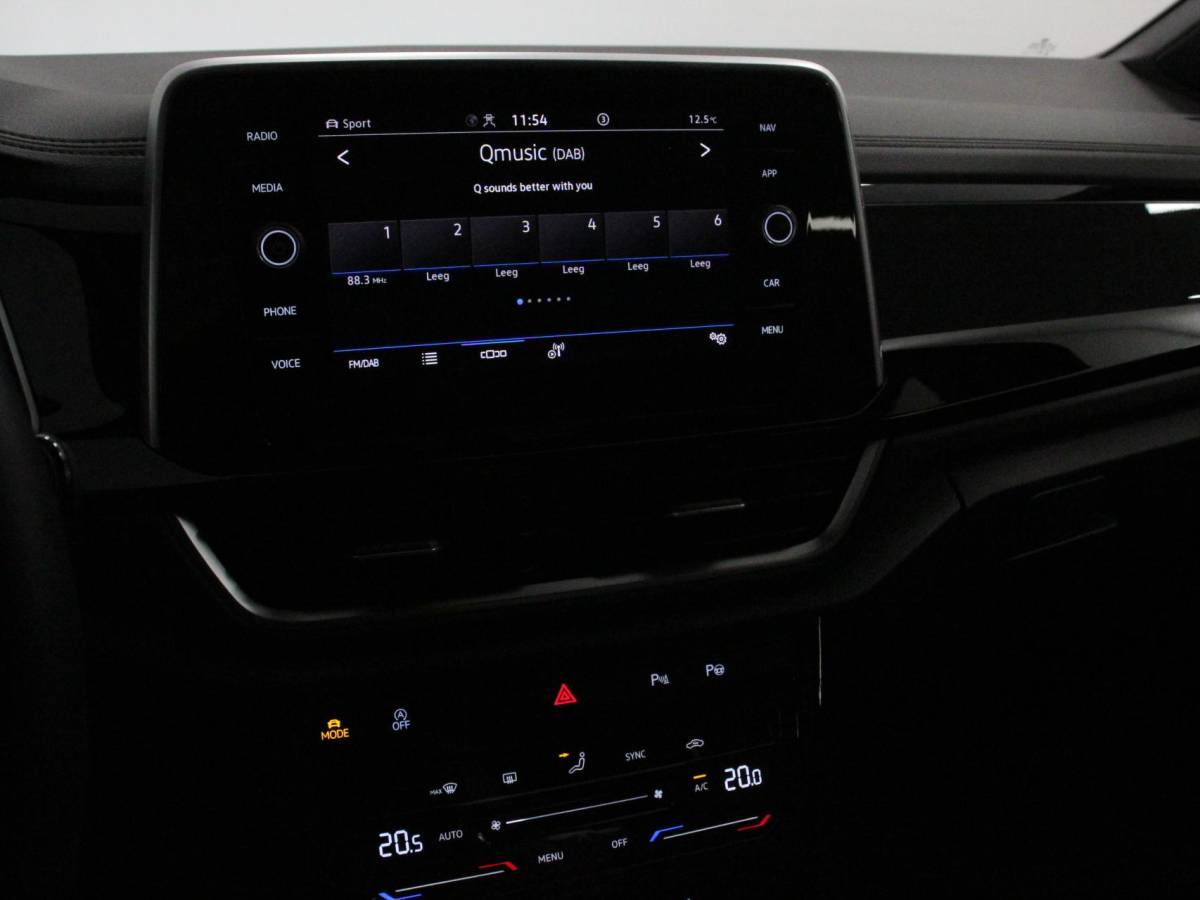 Volkswagen T-Roc Volkswagen T-Roc 1.5 TSI 150pk DSG R-Line | Navigatie | Apple Carplay/Android Auto | Parkeersensoren | Camera | Adaptive Cruise Control | Elektrische achterklep | Stoel- en stuurverwarming | Climate Control | Ledverlichting | Virtual Cockpit