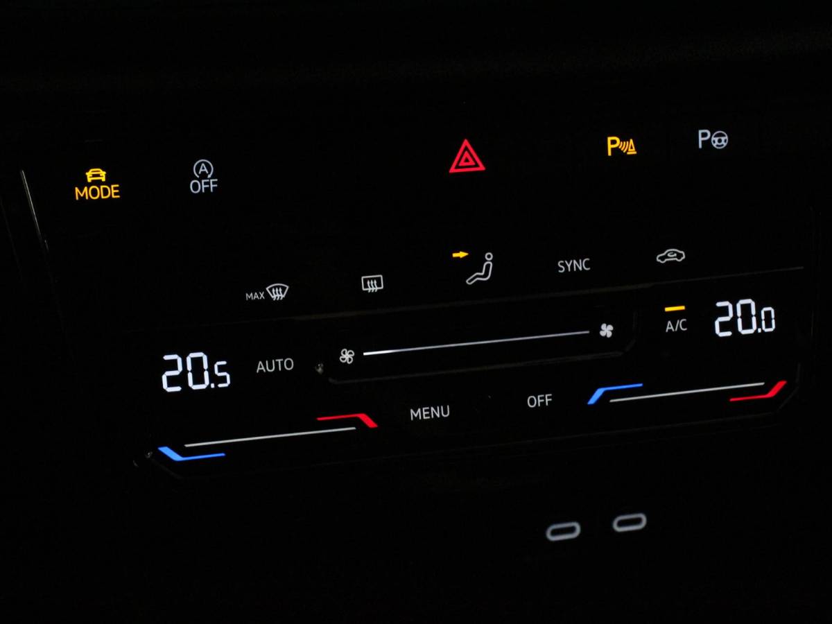 Volkswagen T-Roc Volkswagen T-Roc 1.5 TSI 150pk DSG R-Line | Navigatie | Apple Carplay/Android Auto | Parkeersensoren | Camera | Adaptive Cruise Control | Elektrische achterklep | Stoel- en stuurverwarming | Climate Control | Ledverlichting | Virtual Cockpit