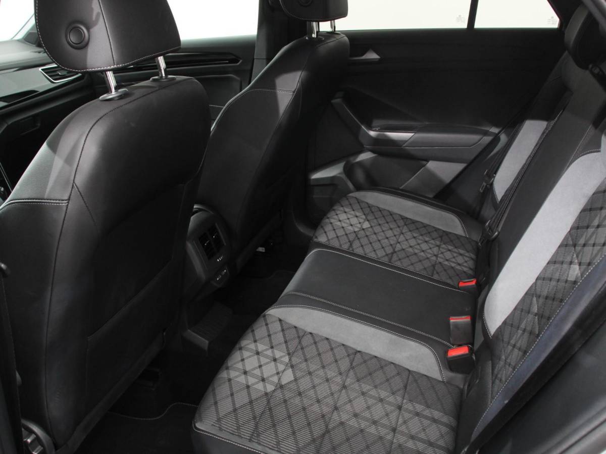 Volkswagen T-Roc Volkswagen T-Roc 1.5 TSI 150pk DSG R-Line | Navigatie | Apple Carplay/Android Auto | Parkeersensoren | Camera | Adaptive Cruise Control | Elektrische achterklep | Stoel- en stuurverwarming | Climate Control | Ledverlichting | Virtual Cockpit